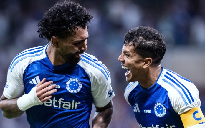 Gabigol e Romero celebram gol do Cruzeiro no Mineirão