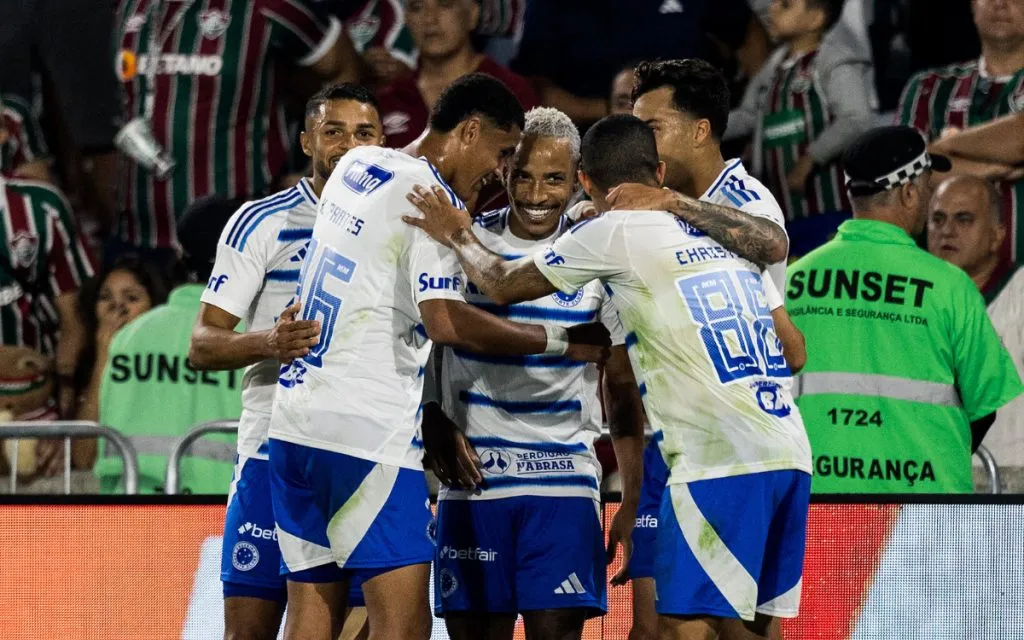 Cruzeiro comemora gol contra o Fluminense, no Maracanã