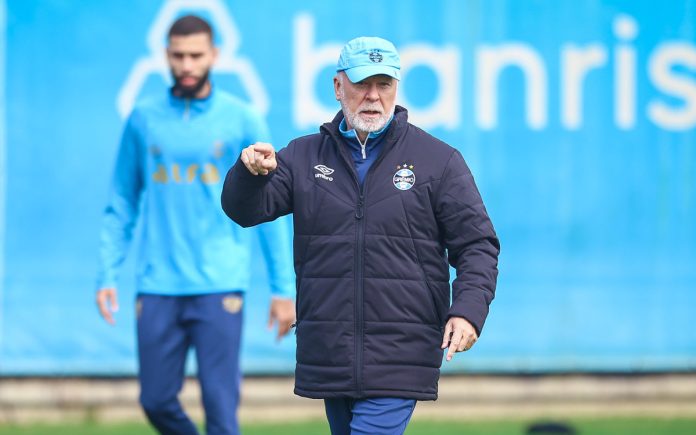 grêmiomanomenezestécnico Mano Menezes tem dúvidas para escalar o Grêmio contra o Cruzeiro
