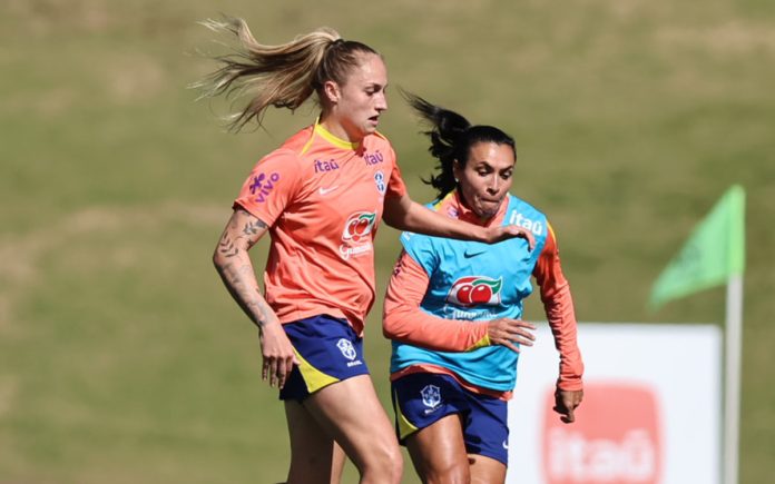 Isa Haas em jogada com Marta no treino da Seleção