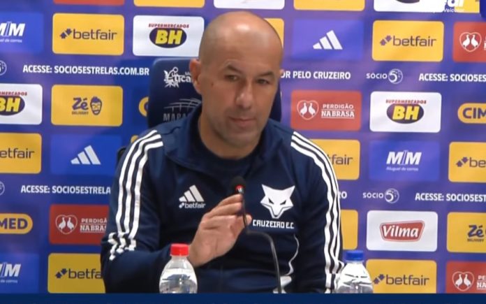 Leonardo Jardim elogiou Kauã Prates após vitória sobre o Flu