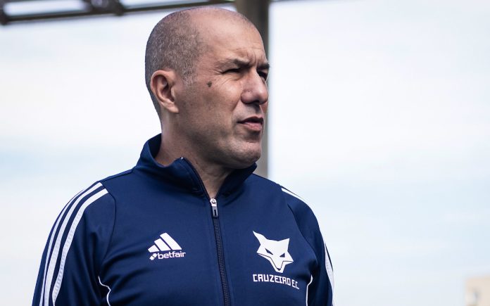 Leonardo Jardim, técnico do Cruzeiro, em Cariacica-ES