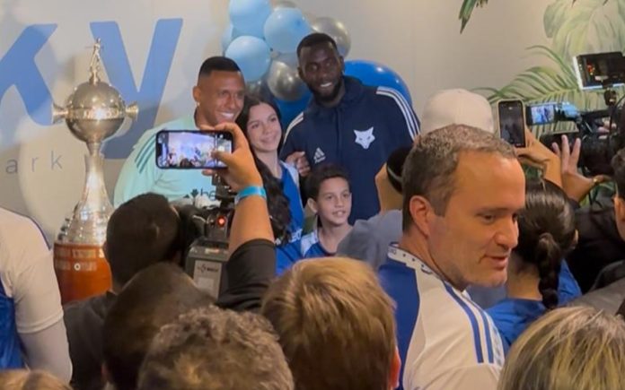 Marquinhos e Bolasie representaram o Cruzeiro no 'Encontro Cabuloso'