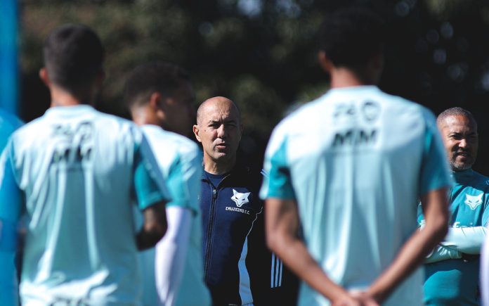 leonardojardimmontagemcruzeiro Leonardo Jardim durante treino do Cruzeiro na Toca II, em BH