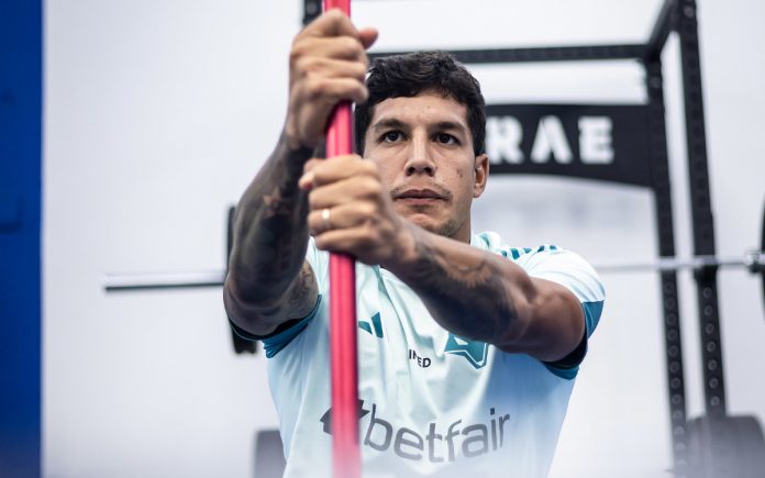 Lucas Romero na academia da Toca da Raposa II