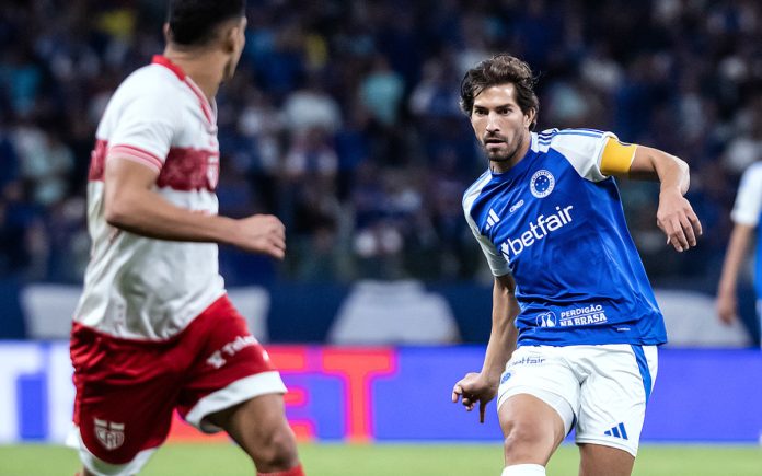 Lucas Silva em ação contra o CRB