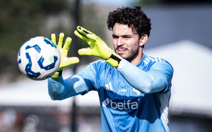 Otávio no aquecimento contra o Banfield, pela Vitória CUP