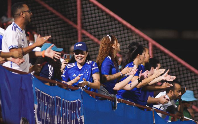 torcidacruzeirocastorcifuentes Torcida do Cruzeiro no Castor Cifuentes, em Nova Lima