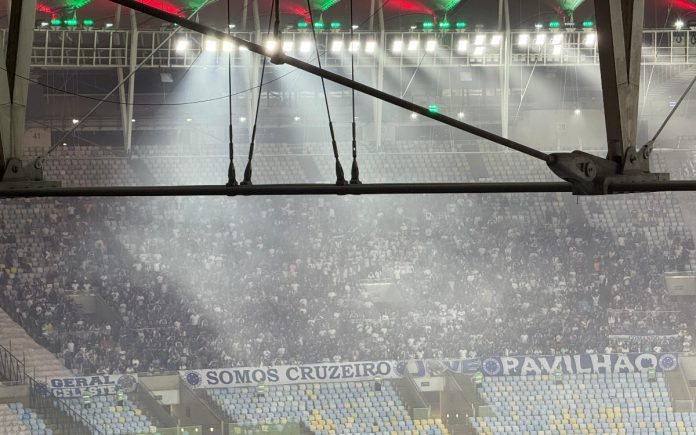 Torcida do Cruzeiro no Maracanã contra o Fluminense