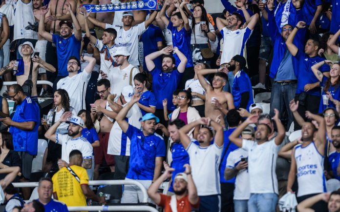 Torcida do Cruzeiro no Nilton Santos, no RJ