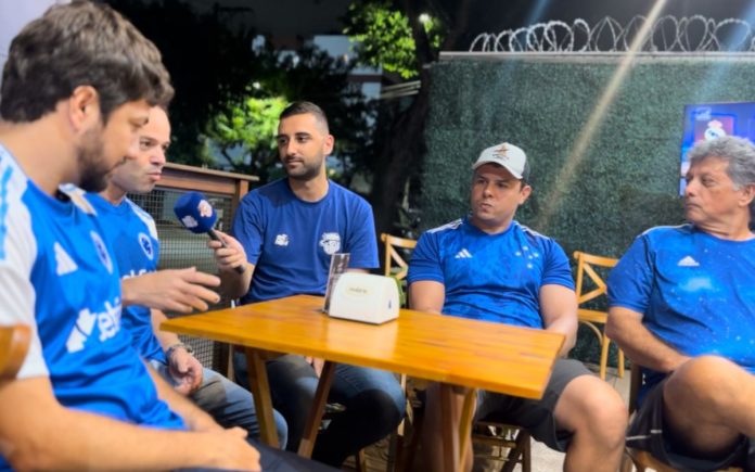 Torcedores do Cruzeiro do reduto Vitória Celeste, no ES