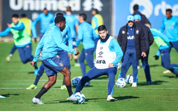 Villasanti (à direita) será opção contra o Cruzeiro
