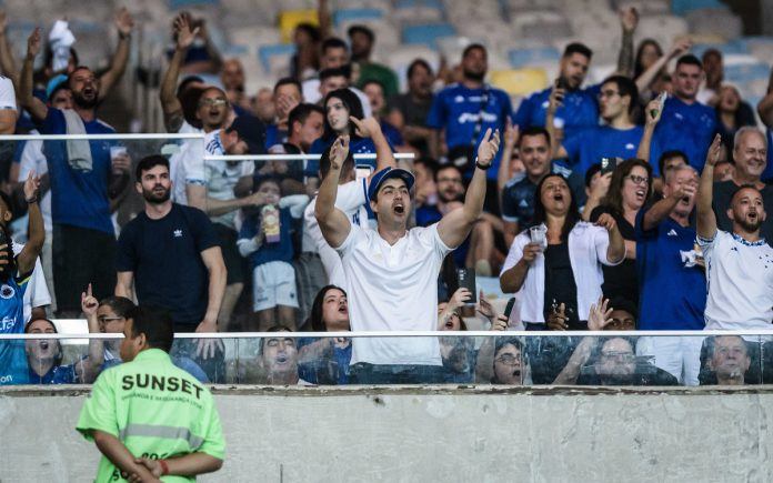 torcidacruzeiromaracanã Torcida do Cruzeiro contra o Fluminense, no Maracanã
