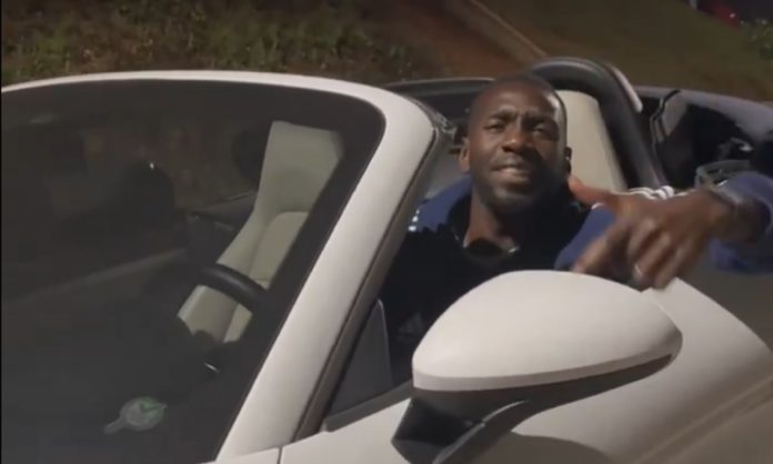 Bolasie em carro de luxo