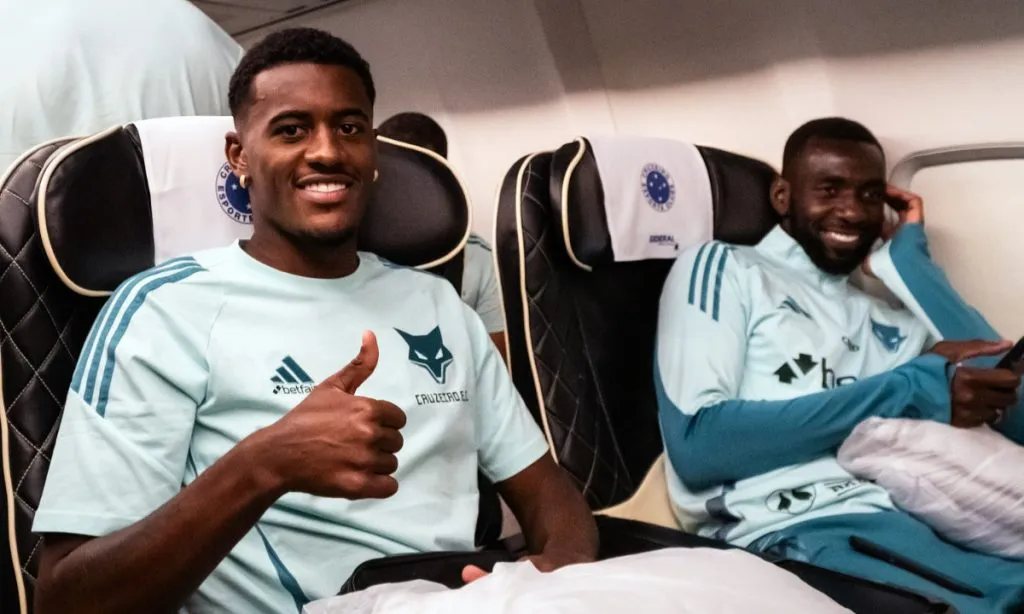 Bruno Alves ao lado de Bolasie no voo do Cruzeiro para Mirassol