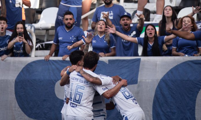 Cruzeiro quebrou a invencibilidade de 16 jogos do Botafogo, no Nilton Santos Christian comemora gol junto com a torcida no Nilton Santos