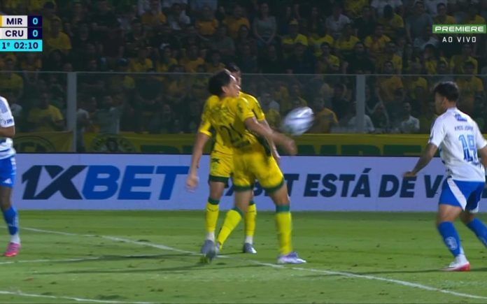 José Aldo, do Mirassol, colocou a mão na bola dentro da área (Foto: Reprodução/Sportv)