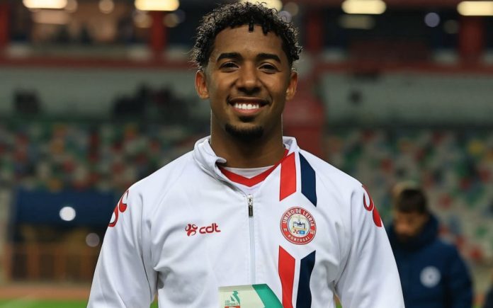 Ryan Guilherme com a camisa do Leiria (Foto: Divulgação/Leiria)