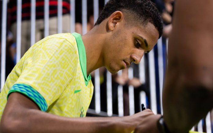 Pietro Tavares dando autógrafos pela Seleção Brasileira Sub-17 (Foto: Leo Piva/Staff Images/CBF)