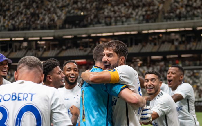 Lucas Silva comemora vitória em clássico na Arena MRV, em 2024 (Foto: divulgação/Cruzeiro)