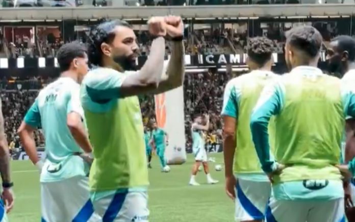 Gabigol responde provocações da torcida do Atlético-MG (Foto: Reprodução)