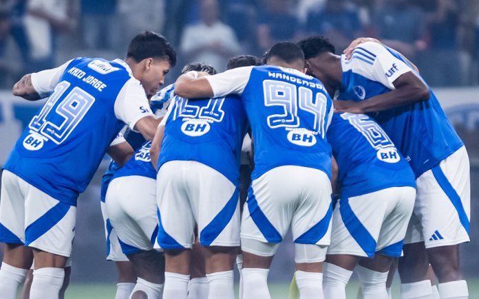 Time do Cruzeiro reunido em campo (Foto: Gustavo Aleixo/Cruzeiro) Time do Cruzeiro reunido em campo (Foto: Gustavo Aleixo/Cruzeiro)