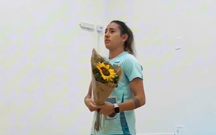 Sandoval, atacante do Cruzeiro, recebeu homenagens das jogadoras (Foto: reprodução/Cruzeiro)