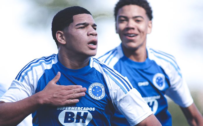 Thaylon Barbosa comemora gol pelo Cruzeiro (Foto: Gustavo Martins/Cruzeiro)