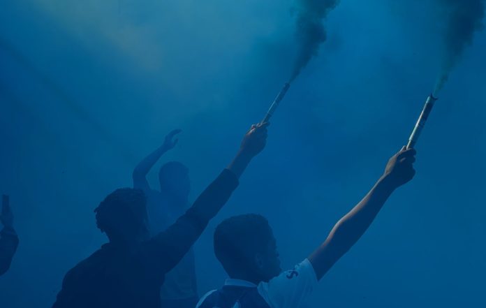 Torcida do Cruzeiro em recepção do ônibus das Cabulosas (Foto: Thaynara Amaral/Central da Toca)