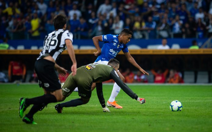 GOLCRUZEIROATLÉTICO-MGCDB2019 Pedro Rocha dribla Victor em clássico pela Copa do Brasil, em 2019