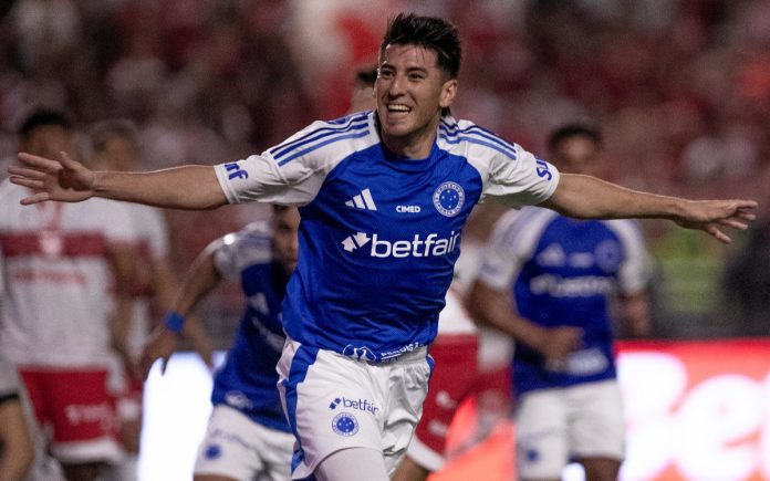 Lucas Villalba comemora gol contra o CRB