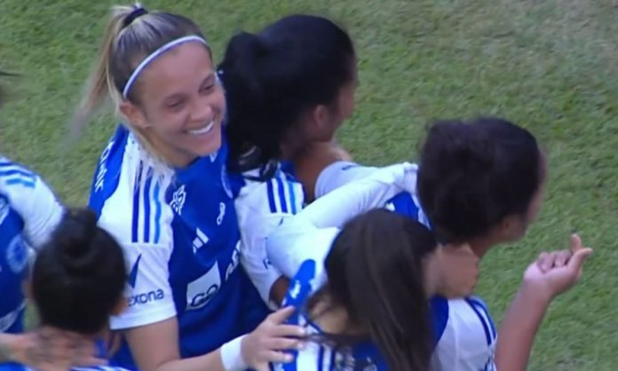 Isabela em comemoração de gol contra Corinthians