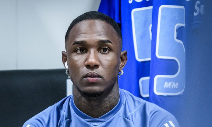 João Pedro antes de jogo do Cruzeiro