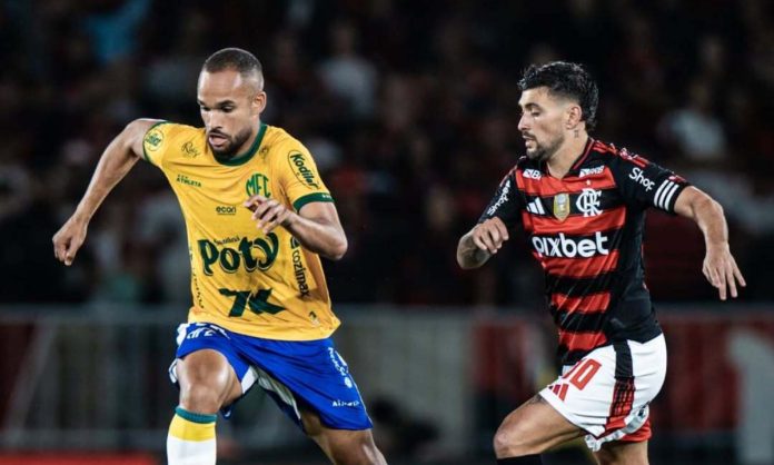 João Victor recebeu o terceiro amarelo depois de entrada dura em Arrascaeta João Victor recebeu o terceiro amarelo depois de entrada dura em Arrascaeta