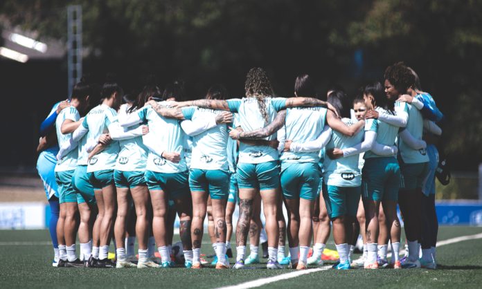 Jogadoras reunidas durante treino do Cruzeiro