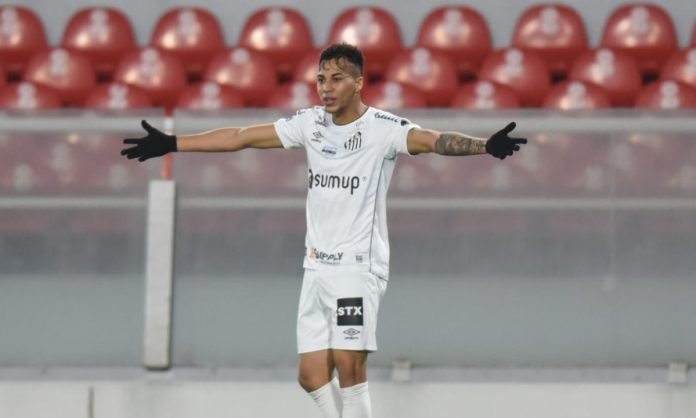 Kaio Jorge com a camisa do Santos