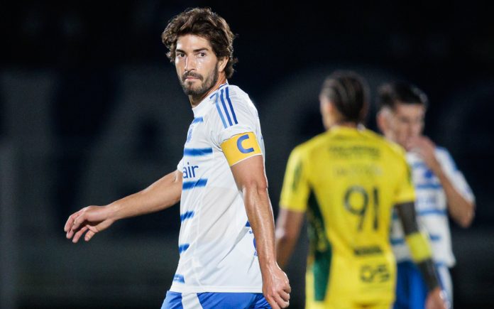 Lucas Silva em jogo contra o Mirassol