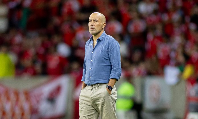 Leonardo Jardim no último duelo com o Internacional, pela 2ª rodada do Brasileirão