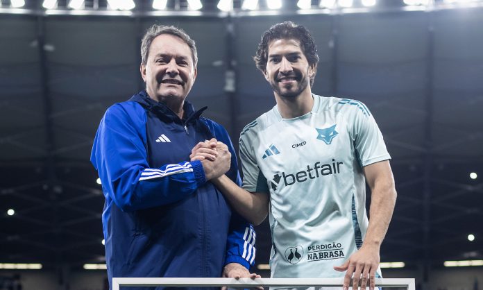 Lucas Silva e Pedro Lourenço, em homenagem no Mineirão