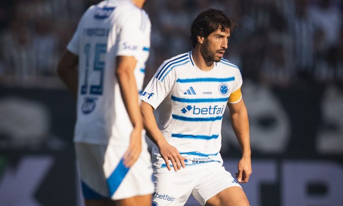 Lucas Silva está pendurado Lucas Silva está pendurado com dois amarelos