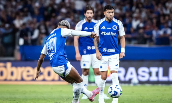 Matheus Pereira no gol de falta sobre o São Paulo