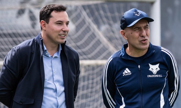 Pedro Junio e Leonardo Jardim observando treino do Cruzeiro