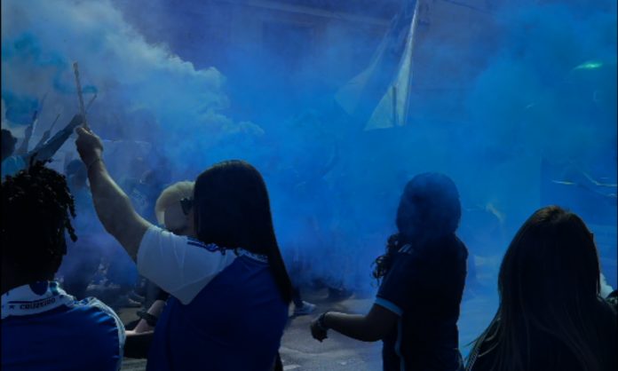 Recepção da torcida na chegada da delegação cruzeirense ao Independência