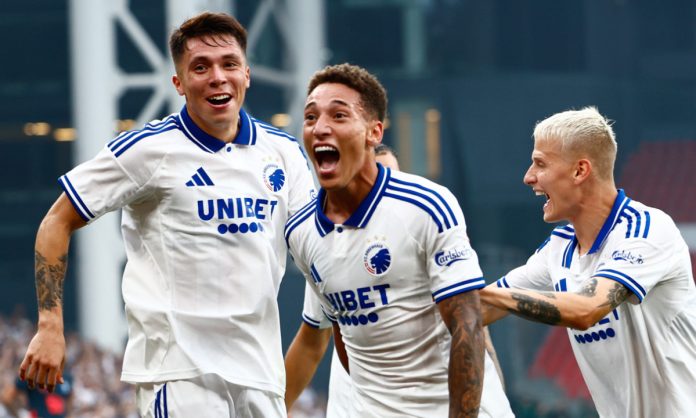 Robert comemora gol pelo Copenhague