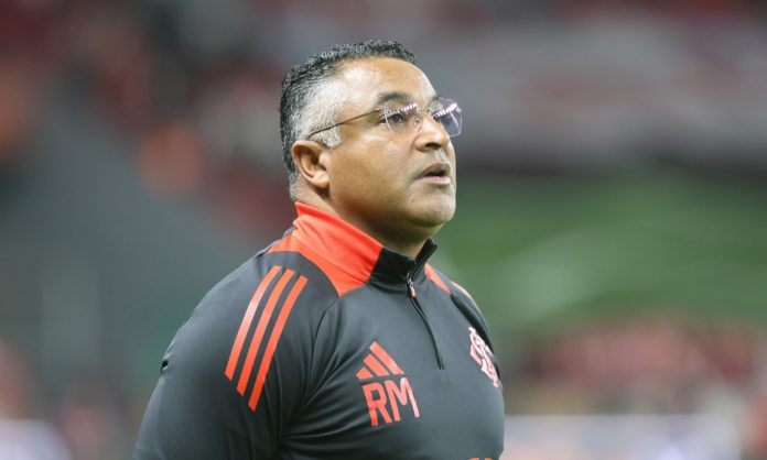 Roger Machado terá que fazer mudanças no ataque