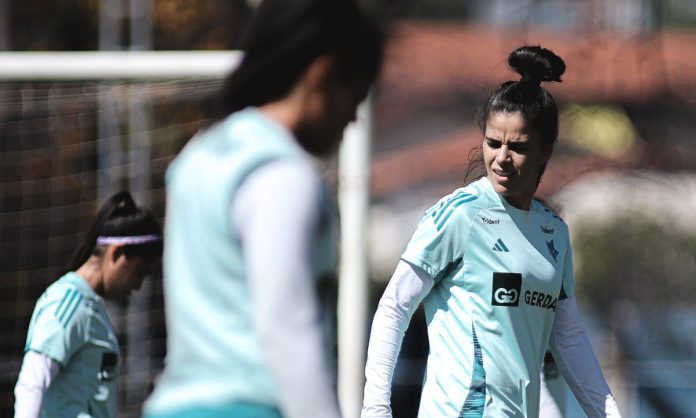 Time feminino do Cruzeiro em treino