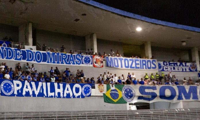 Torcida do Cruzeiro lotou o espaço de visitantes do Rei Pelé