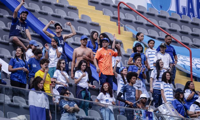 Torcida do Cruzeiro na Arena Barueri, no interior de São Paulo