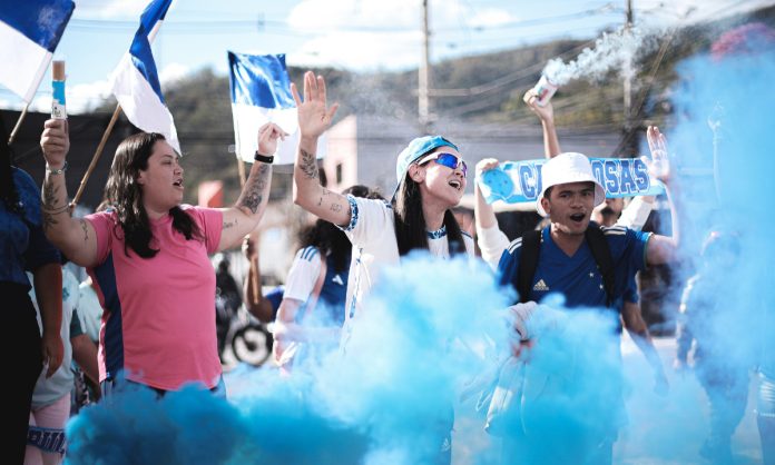 Torcida do Cruzeiro recepcionando o time feminino