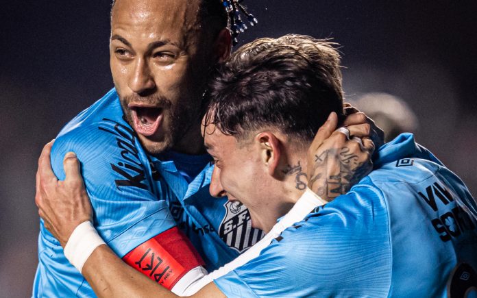 Barreal, ex-Cruzeiro, comemora gol ao lado de Neymar, no Santos